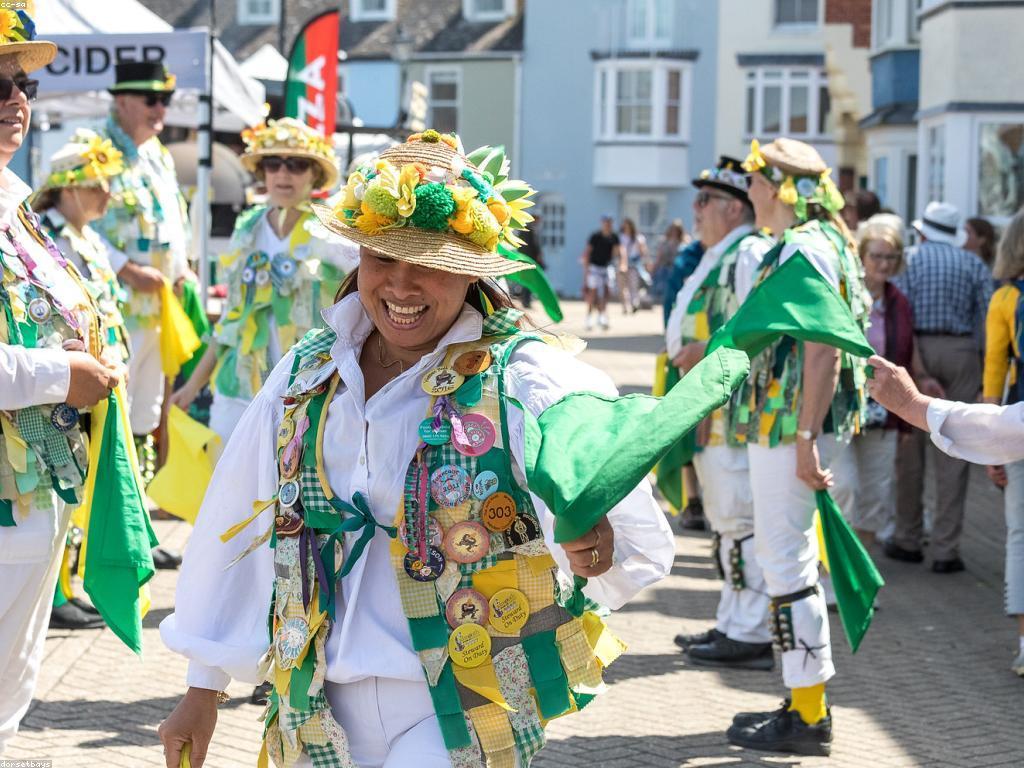 ការយល់ដឹងអំពីព្រឹត្តិការណ៍ស្លុត: ស្ថានភាពនិងតួនាទីនៅក្នុងសង្គម