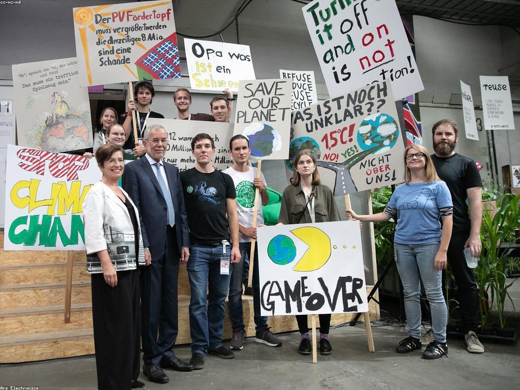 ផលប៉ះពាល់នៃព្រឹត្តិការណ៍ស្លុតលើសង្គម និងវប្បធម៌